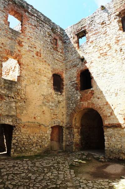 Zamek Lipowiec w Babicach Zamek Lipowiec w Babicach